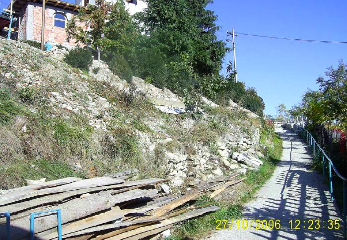 Aleea de intrare spre biserică înainte de consolidare