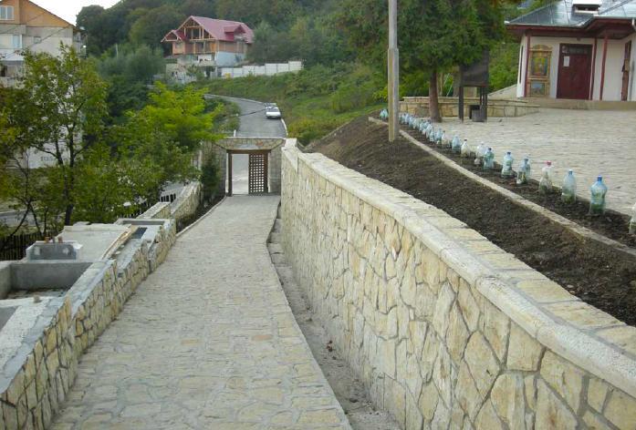Aleea de la intrare şi zidul de sprijin la finalul lucrărilor