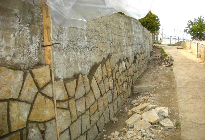 Vedere din timpul lucrărilor de amenajare a zidului de susţinere a versantului