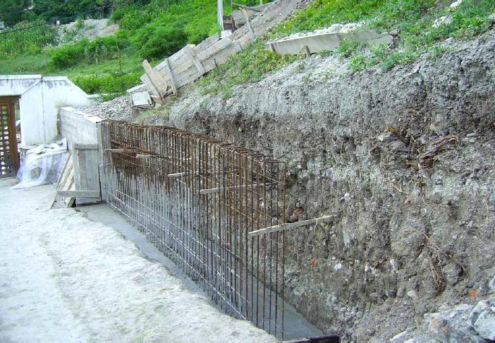 Vedere din timpul lucrărilor de consolidare a versantului pe care este amplasată biserica