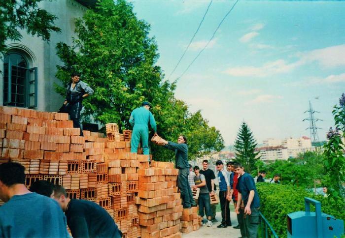 Elevi seminarişti aşezând cărămida