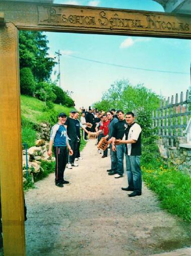 Elevi seminarişti urcând cărămida la biserică