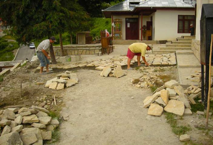 Lucrări de placare cu piatră a platoului din faţa bisericii