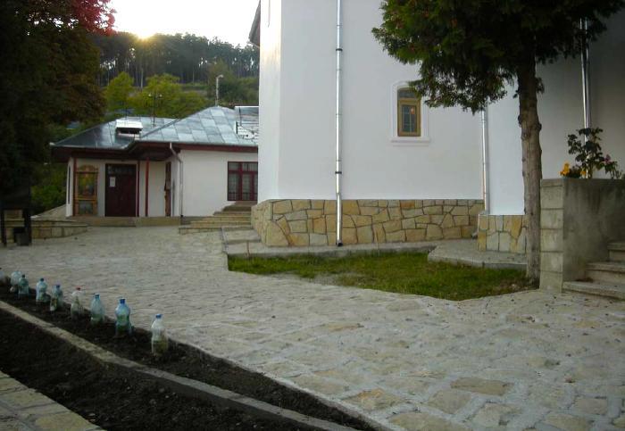 Platoul din faţa bisericii placat cu piatră